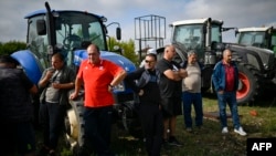 Poljoprivrednici iz EU redovno su blokirali granice Ukrajine zbog izvoza ukrajinske robe, za koju kažu da preplavljuje njihova tržišta. Na fotografiji poljoprivrednici tokom na protestu zbog ukidanja zabrane uvoza žitarica iz Ukrajine, u Dragomanu, blizu granice sa Srbijom, 2023.