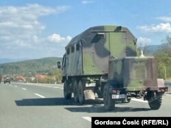 Vozilo Vojske Srbije na autoputu na jugu države