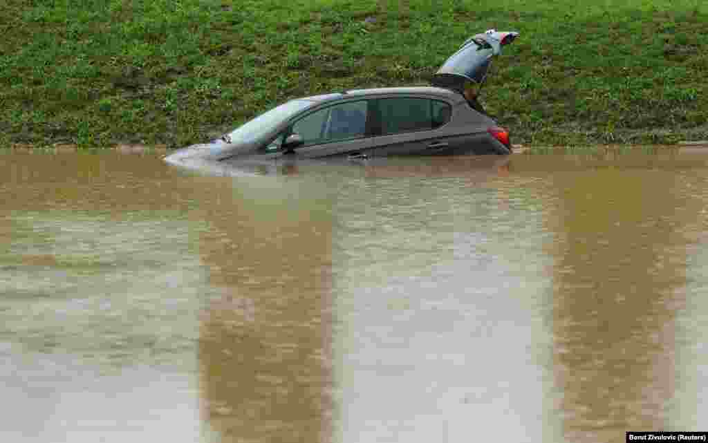 Mnogi automobili ostali su pod vodom, fotografija iz mjesta Medvode, 4. avgust 2023.