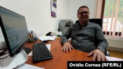 Învinsul din alegerile din 2020, Daniel Năstuță, a devenit viceprimar, responsabil de proiectele de cadastrare a comunei și de introducere a gazului, unul de mult promis. Acum candidează din nou pentru funcția de primar.