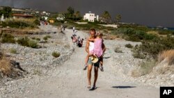 Vazhdon evakuimi i turistëve dhe vendësve mes luftës me zjarret në ishujt grekë