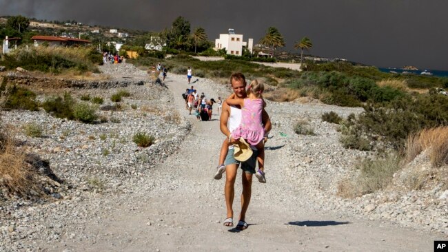 Vazhdon evakuimi i turistëve dhe vendësve mes luftës me zjarret në ishujt grekë