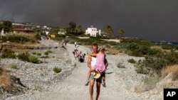 Turisti bježe od požara na grčkom otoku Rodosu