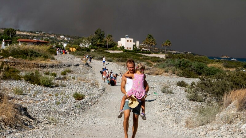 Turisti bježe od požara na grčkom otoku Rodosu