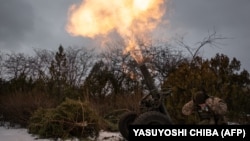 Ukrán katona lövi az orosz állásokat Bahmut környékén 2023. február 15-én