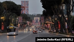 Булеварот „Маченици на нацијата“ во Тирана украсен со британски и албански знамиња пред пристигнувањето на Камерон, 21 мај 2024
