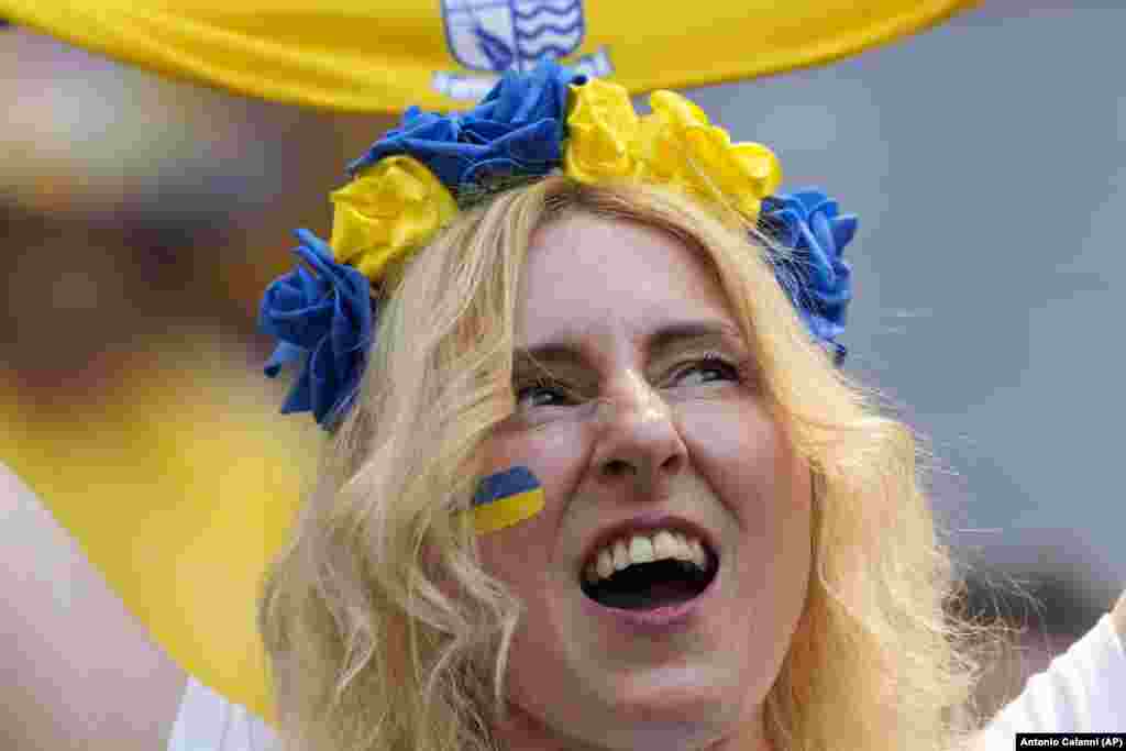 Українська вболівальниця на стадіоні в Мюнхені підтримує Збірну України в очікуванні позитивного результату на Євро-2024, Німеччина, 17 червня 2024 року