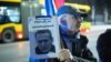 Участник акции у посольства России в Польше, состоявшейся после известия о смерти Алексея Навального в российской тюрьме. Варшава, 16 февраля 2024 года