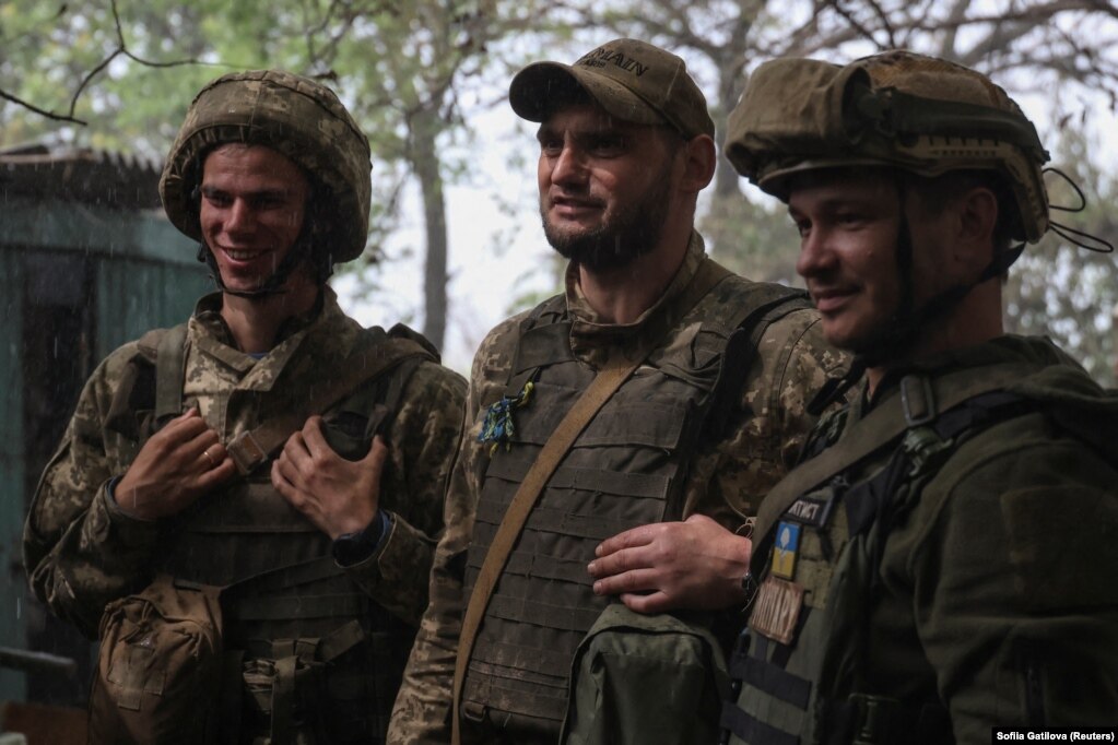 I soldati ucraini si rilassano nella loro posizione vicino a Bakhmut.    