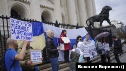 "Молим българските власти да дадат убежище на Александър Стоцки", призоваха хората, които се събраха пред Съдебната палата