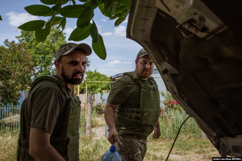 Mykhailo Boyarskiy (left) and Eduard Laktyonov help the residents remaining in the frontline villages in the Kherson region.