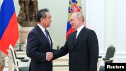 Рускиот претседател Владимир Путин, на средба со кинескиот министер за надворешни работи, Ванг Ји во Москва