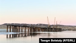 The construction of a new bridge on the Buqhtyrma water reservoir is under way in East Kazakhstan, but costs for the project have been soaring. (file photo)