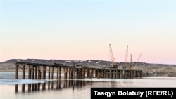Строительство моста через Бухтарминское водохранилище. Восточно-Казахстанская область, 28 марта 2023 года