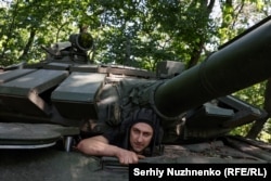 Военнослужащий украинской армии в трофейном российском танке Т-72 на позиции около Бахмута, 19 юня 2023 года