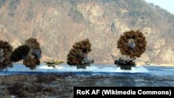 K2 Panther harckocsik gyakorlatoznak füstgránátokkal a dél-koreai Namhan folyónál 2016. január 18-án