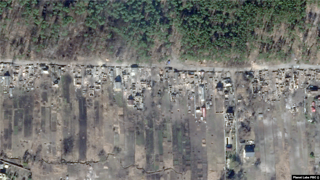 Moșciun, un sat la nord de Kiev, a devenit un câmp de luptă major în primele săptămâni de război. Din cele 2.800 de case din sat, 2.000 au fost raportate ca fiind distruse sau grav avariate. Aceste imagini din satelit sunt din 2019 și martie 2022, când satul a fost curățat de forțele ruse.