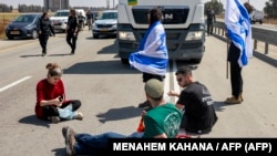 معترضان راست اسرائیلی راه کامیون‌های اردنی حامل کمک‌های بشردوستانه برای غیرنظامیان غزه را مسدود کرده‌اند
