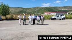 Biviši logoraši i predstavnici nevladinih organizacija ispred objekta Heliodroma, Mostar, 7. august 2023.