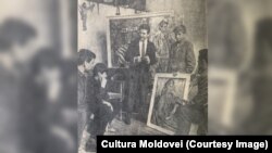 În atelierul pictorului M. Grecu (în centru). „Cultura Moldovei”, 12 Aprilie 1964. 