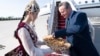 Министра иностранных дел Великобритании Дэвида Кэмерона встречают у трапа самолёта в Бишкеке. 22 апреля 2024 года