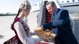 Министра иностранных дел Великобритании Дэвида Кэмерона встречают у трапа самолёта в Бишкеке. 22 апреля 2024 года