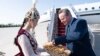 Министра иностранных дел Великобритании Дэвида Кэмерона встречают у трапа самолета в Бишкеке. 22 апреля 2024 года