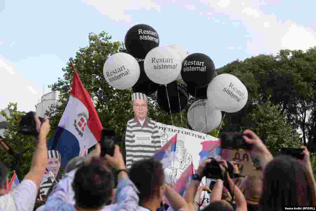 Porukama na balonima tražio se &quot;restart sistema&quot; u Srbiji, Beograd, 9. juni 2023.