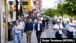 Disa qytetarë duke ecur në Prishtinë. Shtator 2023.