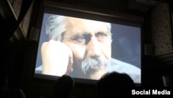 تصویری از نمایش فیلم «محمدعلی علومی، قصه‌گوی مردم» ساخته مجید فدائی در کرمان
