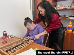 Психолог Дина Аскарова проводит занятие с ученицей Дианой Балымбетовой. Aктобе, 18 марта 2024 года