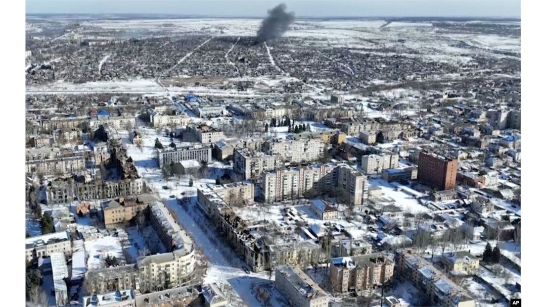 Imagine aeriană (13 februarie) cu orașul Bahmut, din regiunea Donețk, unde se duc cele mai lungi lupte de după declanșarea invaziei rusești.