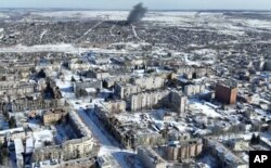 Imagine aeriană (13 februarie) cu orașul Bahmut, din regiunea Donețk, unde se duc cele mai lungi lupte de după declanșarea invaziei rusești.