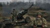 Українські військові ведуть вогонь із гаубиці по російських позиціях поблизу Бахмуту на Донеччині, 7 березня 2023 року