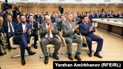 Депутаты «обновлённого» состава мажилиса парламента на встрече в ЦИК. Астана, 28 марта 2023 года