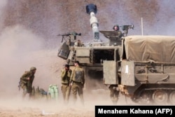 Самоходная гаубица израильской армии ведет огонь возле границы с сектором Газа на юге Израиля. 11 октября 2023 года