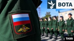 Rekrutët mblidhen në zyrën e rekrutimit të ushtrisë së rajonit Rostov-on-Don në qytetin Bataisk, para se të nisen për shërbim ushtarak, tetor 2023.