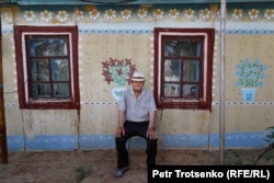 Старейший житель Облавки 90-летний Андрей Стрельченко во дворе своего дома. Западно-Казахстанская область, 4 августа 2023 года
