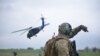Бійці ГУР МО тренуються виконувати бойові завдання за допомогою американського ударного гелікоптера Black Hawk, квітень 2023 року