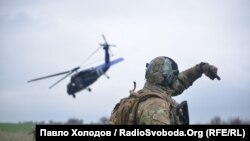 Бійці ГУР МО тренуються виконувати бойові завдання за допомогою американського ударного гелікоптера Black Hawk, квітень 2023 року