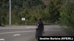 Pripadnik Kosovske policije u patroli u Banjskoj, Zvečan, septembar 2023.