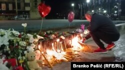 Građani Bora pale sveće i ostavljaju igračke i cveće u spomen na Danku Ilić, 4. aprila 2024.
