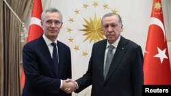 Jens Stoltenberg (L) i Redžep Tajip Erdoan na sastanku u Ankari, Turska, 16. februar 2023.