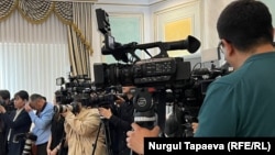 Ресми шарадан хабар таратуға келген журналистер (архивтегі фото)