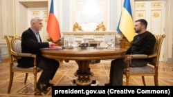 Президент Украины Владимир Зеленский и президент Чехии Петр Павел (слева). Киев, 28 апреля 2023 года