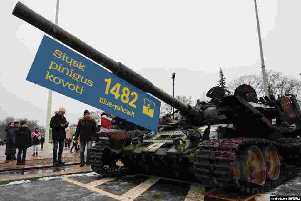 Да гадавіны пачатку вайны ва Ўкраіне выставілі падбіты расейскі танк.