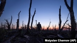 Një ushtar ukrainas duke ecur në një pyll në vijën e frontit, disa kilometra larg nga Avdijivka, në rajonin e Donjeckut. Shtator, 2023.