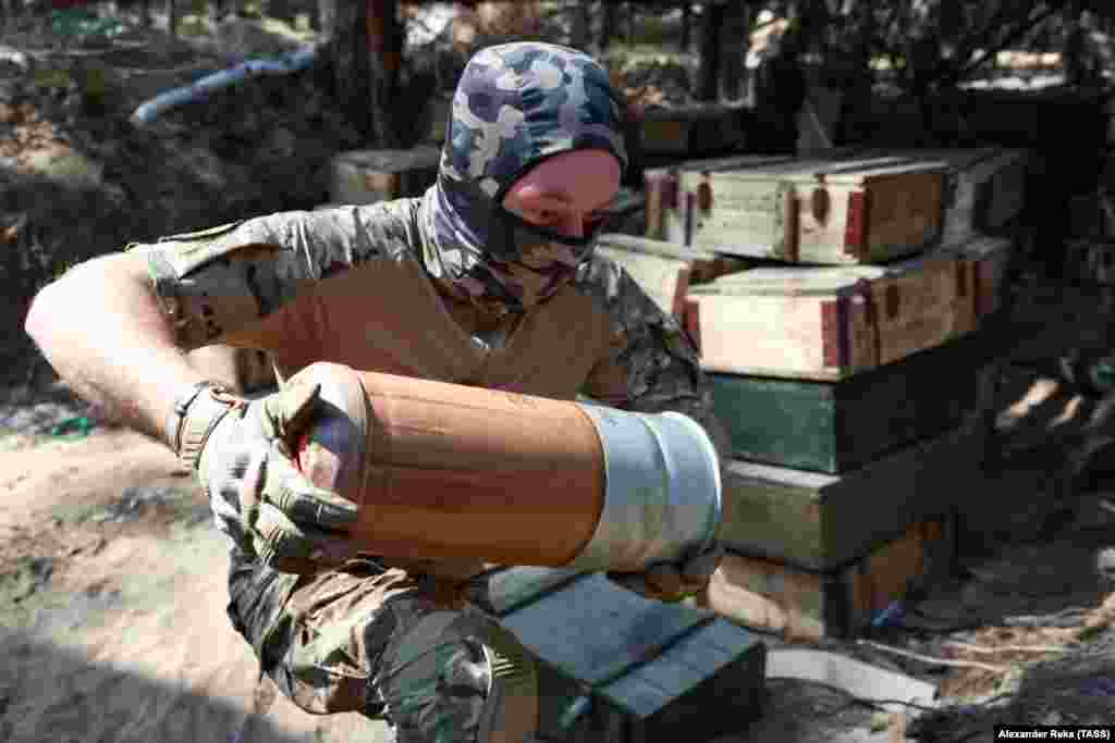 A crew member of a Russian tank handling shells in the Donbas region of Ukraine on September 1. Claims of a major breakthrough in southern Ukraine have been echoed by both&nbsp;Kyiv and the Pentagon, but details remain murky. &nbsp;