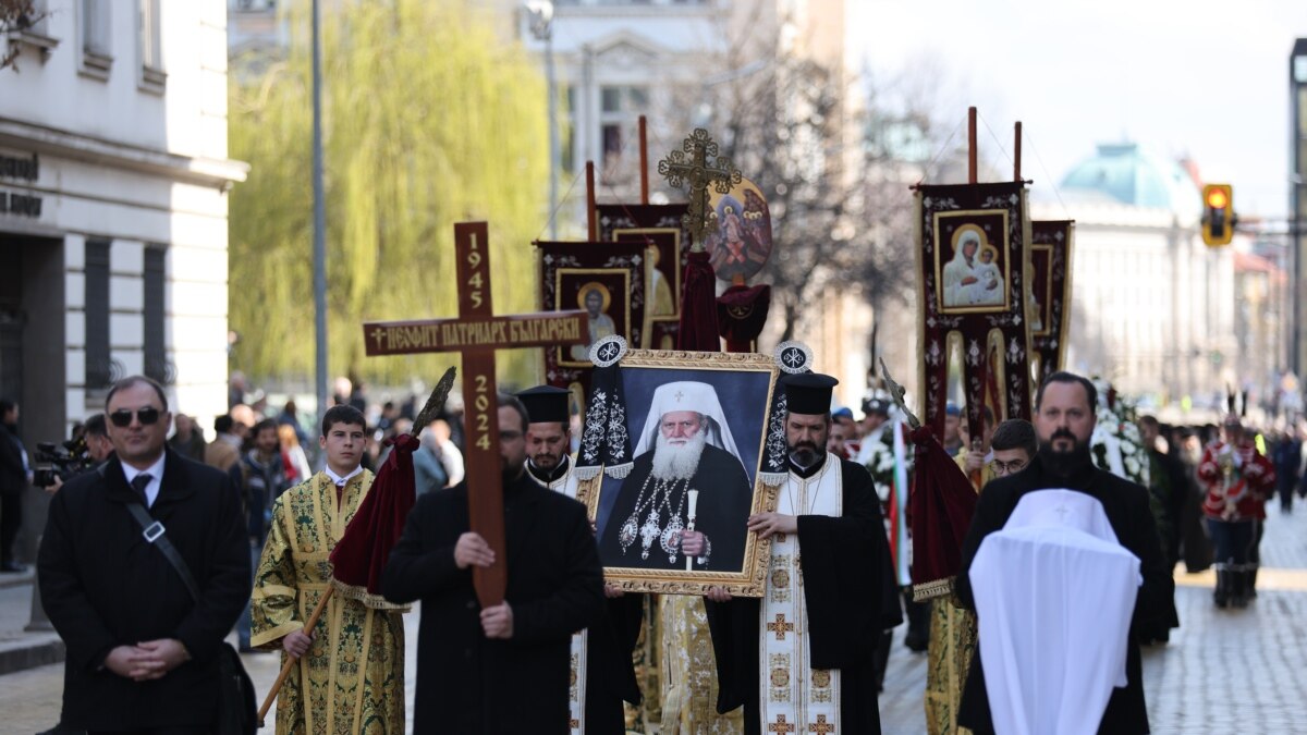 Вселенският патриарх Вартоломей води опелото на българския патриарх Неофит в