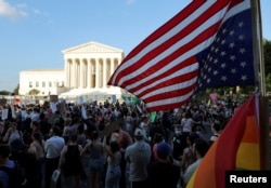 Демонстрантите за правата на абортусот носат превртено знаме пред Врховниот суд на САД во Вашингтон на 24 јуни 2022 година.